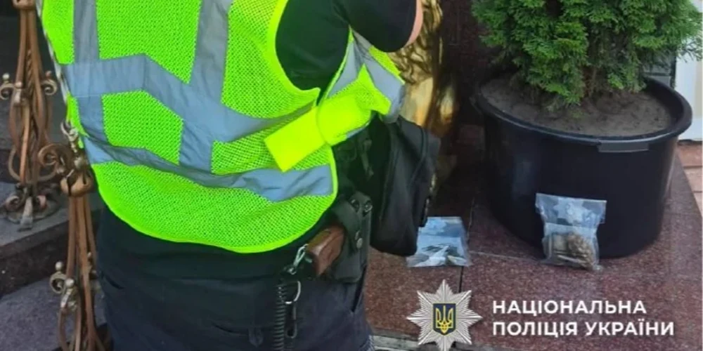 У Києві на сходах ресторану знайшли куртку з гранатами: що сталося 25 липня