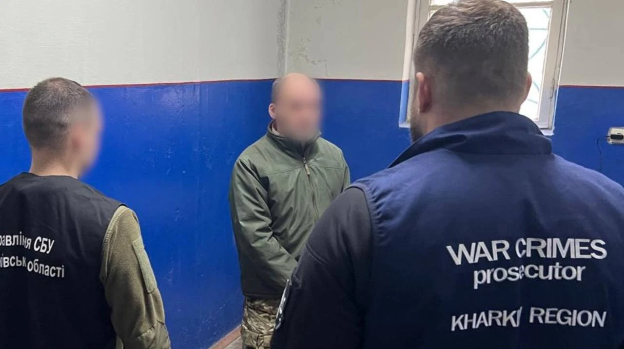 Будівля суду з українською символікою, де ухвалюють вирок у справі окупанта