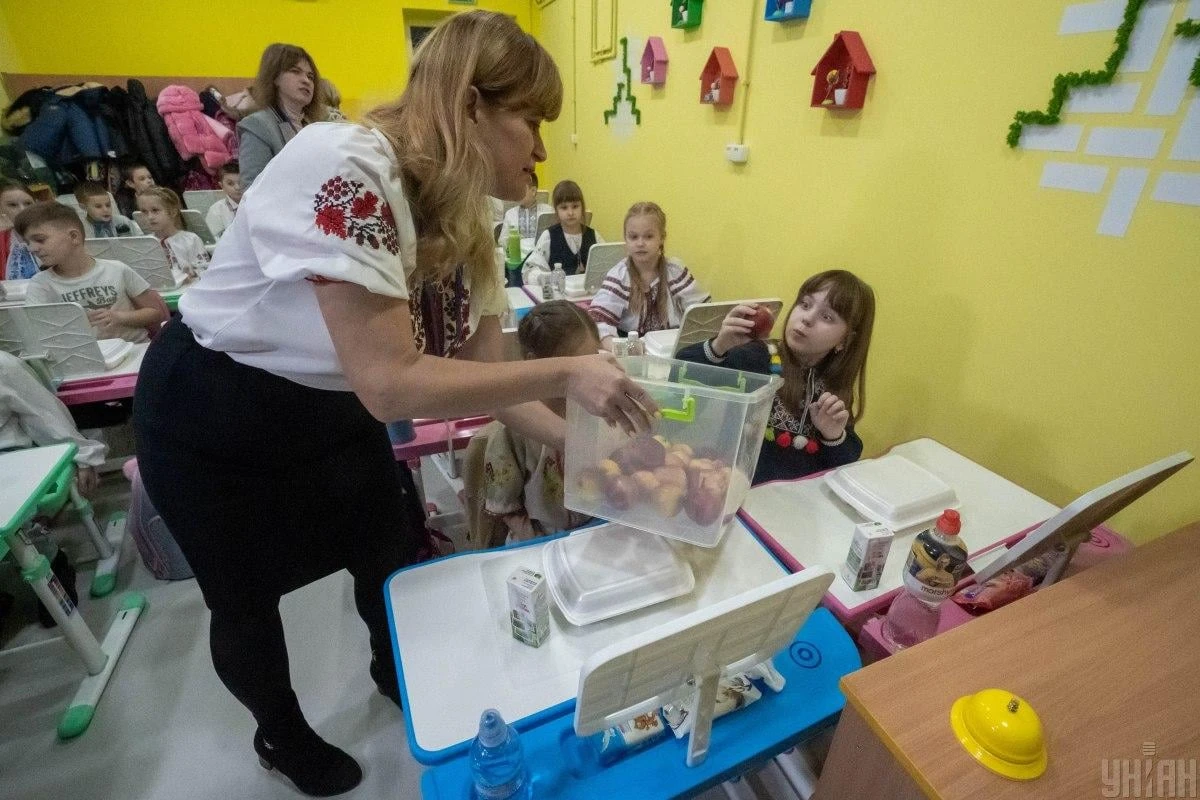 Кабмін анонсував підвищення зарплат педагогів і стипендій з 1 вересня