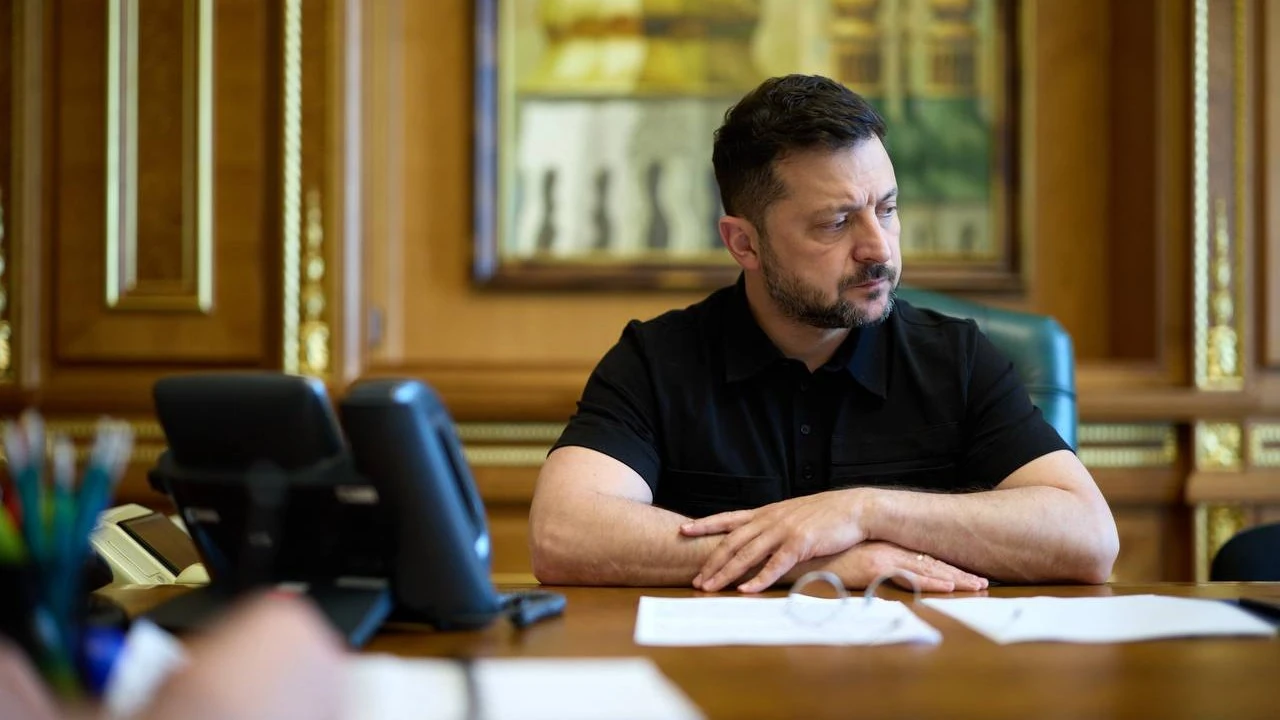 Зеленський підписав чотири санкційні укази: під обмеження потрапили автори «Маші та Ведмедя» і 44 фізичні