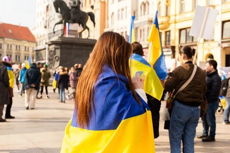 Українські медіа опублікували добірки привітань до Дня Державного Прапора