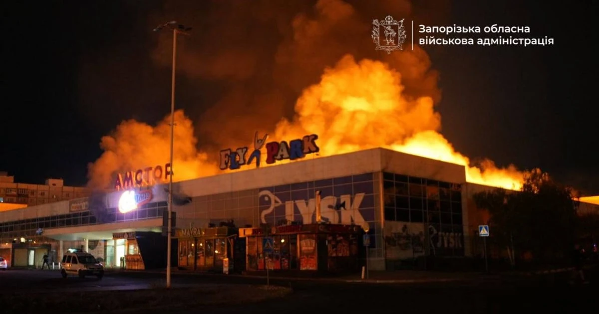 Пожежа на даху торговельного центру в Запоріжжі внаслідок російського удару