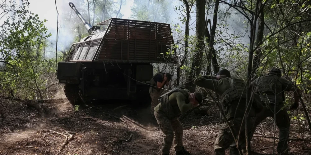 Українські військовослужбовці ведуть вогонь по російських військах у Донецькій області (фото REUTERS/Anatolii Stepanov).