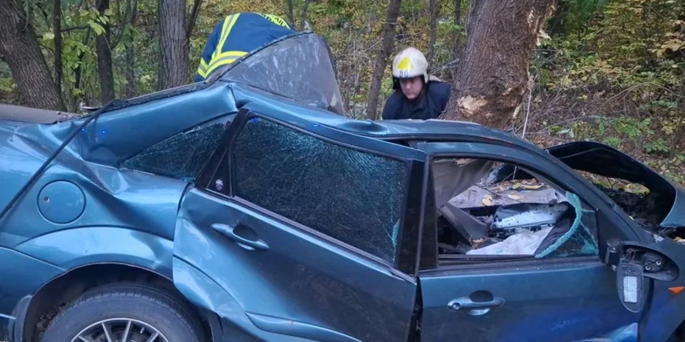 Пошкоджений автомобіль на узбіччі біля Нової Водолаги після ДТП 13 жовтня