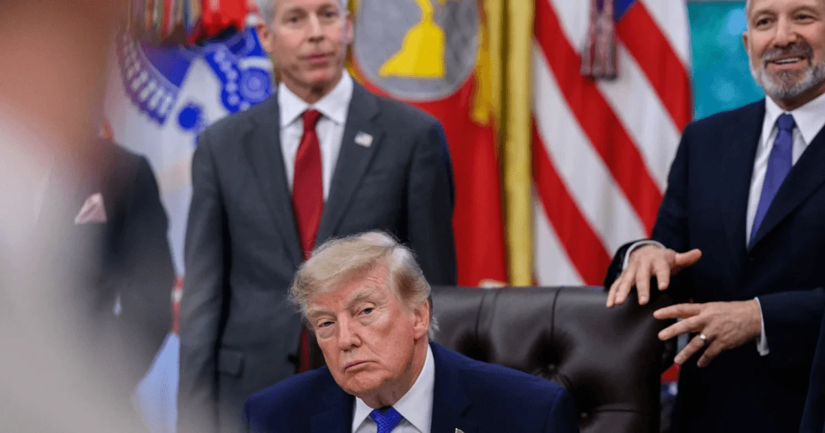 Президент США Дональд Трамп під час спілкування з журналістами
