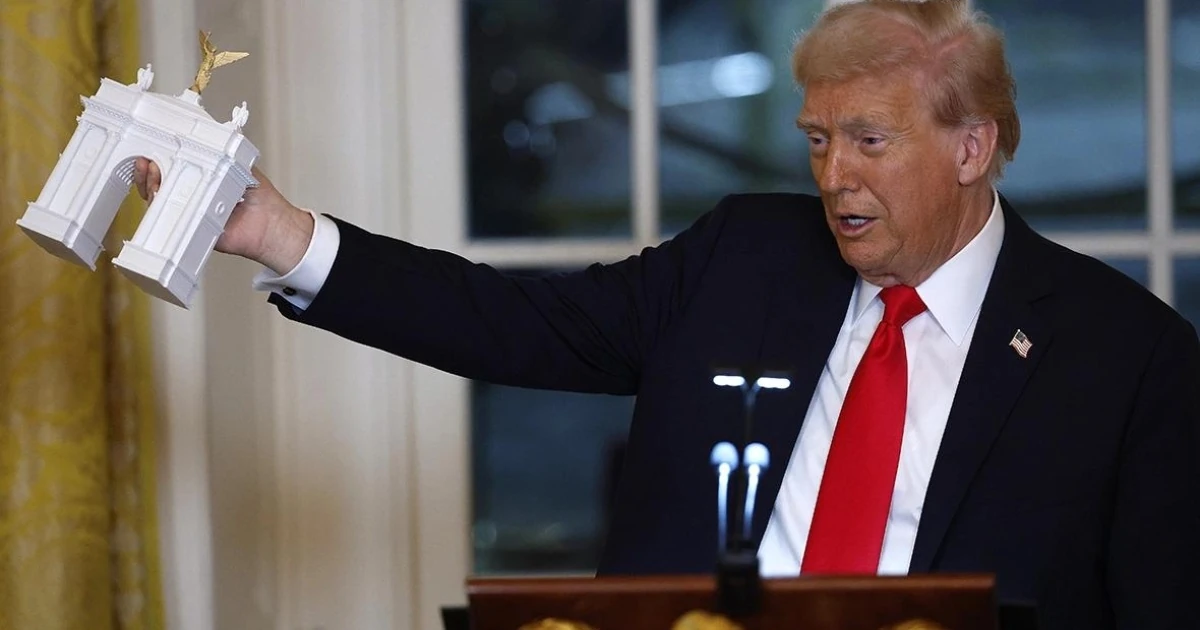 NYT: Трамп обговорював повернення басейну замість прес-зали Білого дому